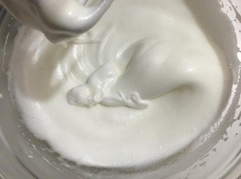 step5: 將45g細砂糖分次倒入蛋白打發，濕性發泡帶有長勾狀即可。