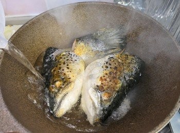 step3: 趁大火倒入滾水一大杯 ,魚湯會變奶白色.