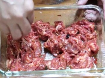 step1: 牛肉片置於保鮮盒中，加入所有<span class="group_2">醃料調味</span>拌勻
然後覆蓋醃漬入味約20分鐘