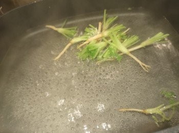 step1: 先將芫茜根部切出，根部帶泥特別要清洗乾淨，預備熱水時連同根部一起煲水，水滾後根部滾一陣取出不要。