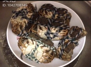 step3: ～把蟹反轉平放在碟上，反轉放可避免蟹膏流走。
～用大火隔水蒸15分鐘,便可^^