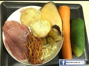 step1: 瘦肉洗淨氽水，青紅蘿蔔洗淨去皮切件，備用。𤠣頭茹浸軟，切去硬腳，切件。其他材料洗淨。