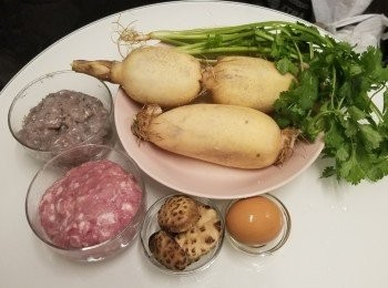 step1: 準備材料:
將冬菇粒切粒，芫荽只要巠切粒