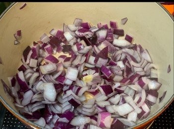 step2: 落少少油，爆香洋蔥。