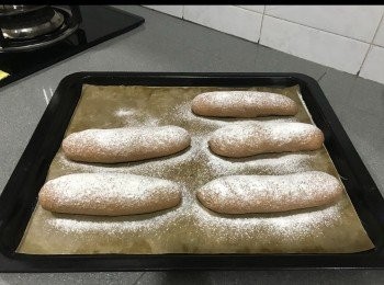 step6: 靜止後
排氣，壓平，捍成長方型，卷成圓筒狀
進行第二次發酵45分鐘
也是放熱水一杯，幫助發酵