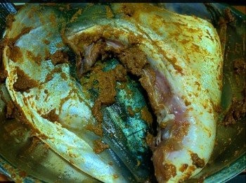 step2: 醃料：
紅咖喱醬 1包(約70g)
黃糖 1湯匙
料理酒 1湯匙
魚露 1湯匙
(將以上醃料拌均)