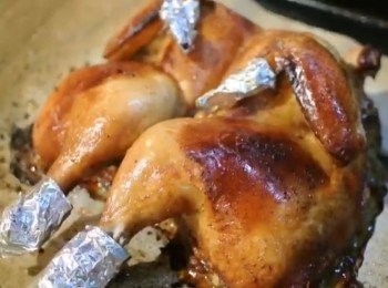 step7: 拿出後讓雞休息十分鐘，在上面灑少許海鹽便可進食