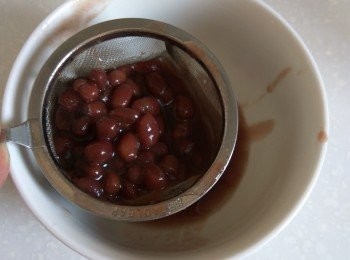 step1: 將紅豆罐頭裡多餘的水分隔掉。