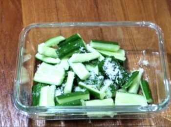 step1: 小黃瓜洗淨切小段後略拍碎，置於保鮮盒中，加點鹽靜置去青