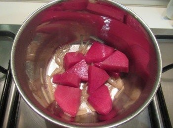 step4: 倒入昆布柴魚高湯蓋鍋蓋煮至心裡美微軟.