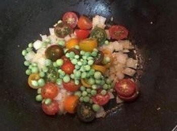 step8: 放入蕃茄和青豆仁拌炒；