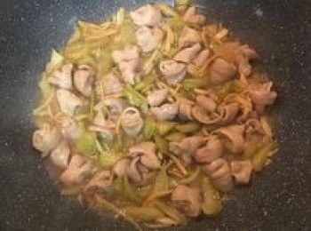 step9: 放入鹽和醋拌炒後，加入1/2杯的水一起煮；試味道做調整；