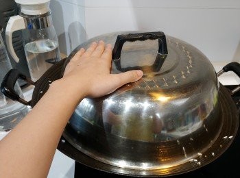 step9: 蓋上鑊蓋, 用手摸鑊蓋, 摸到㷫就開蓋, 不停兜不停兜
