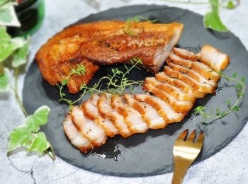 step4: 看似麻煩的料理，其實一點都不困難，
只需簡單<span class="group_2">調味</span>，之後即交由時間及烤箱，
真的料理輕鬆滋味也迷人，
除了當日常餐食，當下酒菜也好適合。