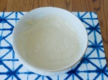 step3: 下溶化牛油，拌勻，再篩入麵粉，拌勻