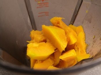 step3: 南瓜煮到淋身後，南瓜和南瓜水需攤凍一會兒。