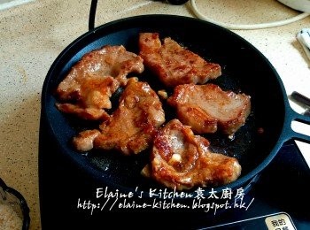 step19: 再放入豬扒肉 , 按<煎蛋 / 煙肉>功能 , 火力調至最大680煎至兩面金黃色即可