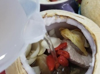 step3: 放好材料，就可以加入椰水。(如果想用水或瑤柱水，可以自己衡量比例)