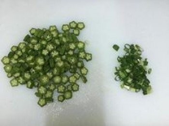 step2: 蔥切花；秋葵去頭尾，切略帶厚底的片狀；