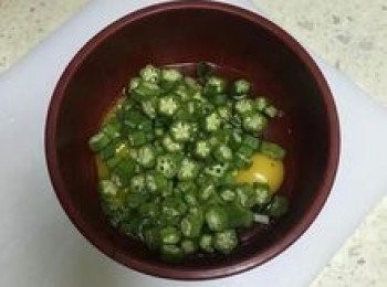 step3: 蛋打入大碗中，放入秋葵與蔥花；