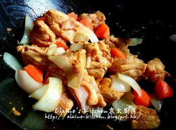 step10: 加入雞肉 , 黃薑粉及糖用中火拌炒數分鐘至轉色