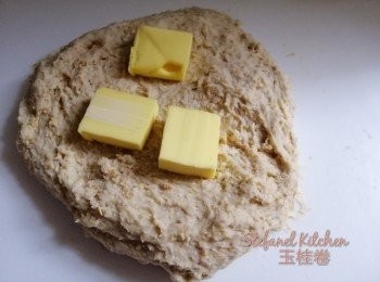 step2: 再加入無鹽牛油或植物牛油繼續搓打約10分鐘