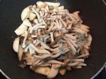 step5: 下鴻禧菇續炒，