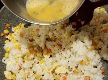 step8: 再倒入其餘一半的蛋漿炒勻即可