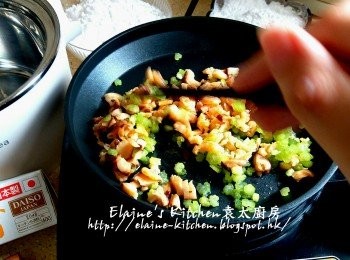 step3: 美的早餐機放上煎pan , 按<煎餅>功能加少許油燒熱 , 放入芹菜粒 , 冬菇粒及蝦米粒拌勻炒香