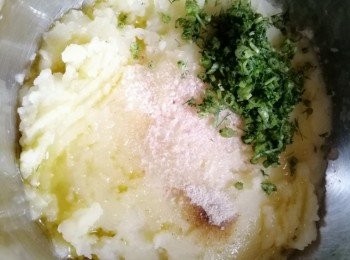 step3: 加入所有調味料，刁草連枝切碎，攪勻備用