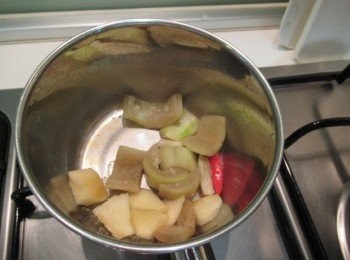 step4: 開鍋蓋,放入步驟1的蘋果,邊拌邊加熱煮至手感即可.