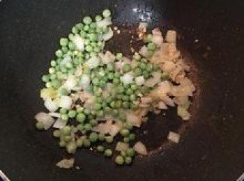 step6: 原鍋放入奶油，將洋蔥丁、蒜末、青豆仁炒香；