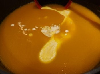 step5: 將南瓜濃湯放入煲內翻滾後，加入淡忌廉或鮮奶拌勻。