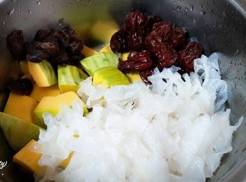 step3: 南瓜去皮切塊 ; 桂圓用清水洗淨