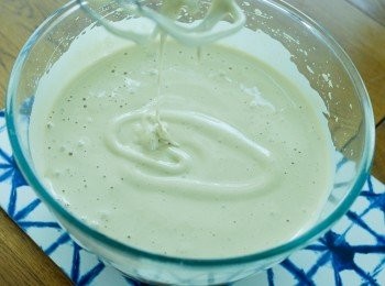 step1: 用電動打蛋器打發雞蛋和糖，打發至麵糊可畫出8字