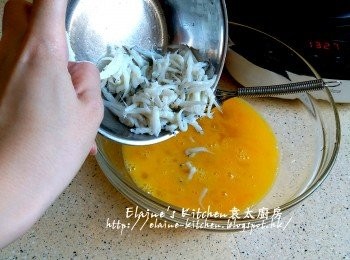 step6: 雞蛋打入大碗內 , 加少許鹽拌勻 , 再放入白飯魚拌勻
