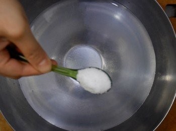 step2: 準備一大盤水加入鹽拌勻