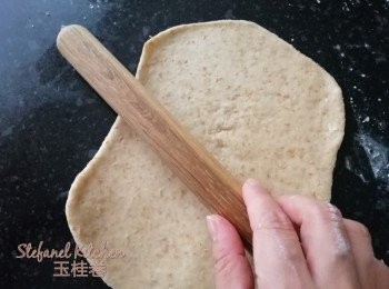 step8: 取一份用麵粉棍壓成長方形