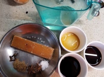 step5: 預備好所有<span class="group_2">調味料</span>:生抽1湯匙,老抽3湯匙,鹽1/4茶匙,片糖1塊,小茴香1茶匙,八角3粒,丁香5粒,麻油1茶匙,食用凍開水200g