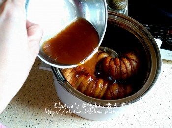 step11: 將雞卷放入美的早餐機的煲仔內 , 加入<span class="group_3">調味料</span>