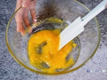 step2: 蛋黃、糖和雲呢拿油放大碗中拌勻。