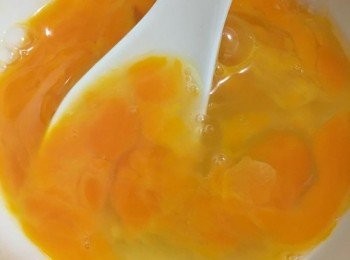 step6: 將雞蛋放入碗中打散，不要全散，留些不勻的部分可讓丼飯顏色黃白相間。
