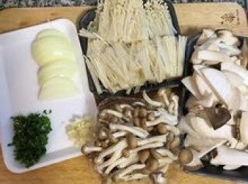 step2: 洋蔥切成條狀、蒜和巴西里切末；金針菇切除尾端，略沖洗後瀝乾，對切成2半；鴻禧菇除尾略沖洗後瀝乾；杏鮑菇對切後斜切成片。