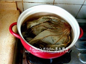 step11: 荷葉放入煲內加適量水 , 蓋上蓋用中火煮10分鐘至軟身