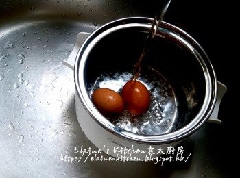 step6: 雞蛋放入早餐機的煲內 , 加水浸過面 , 蓋上蓋按<蒸 / 煮>功能