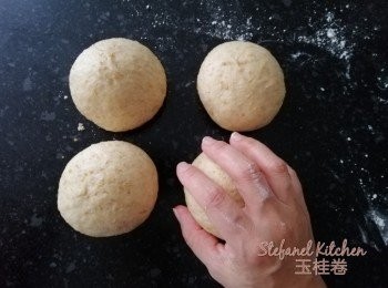 step7: 滾圓，用布或保鮮紙輕輕蓋著，休息15分鐘