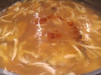 step6: 馬蹄粉用水開稀，之後將茨慢慢加入碗仔翅拌勻, 可加少許麻油拌勻。