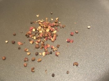 step2: 白鑊炒花椒一會兒。