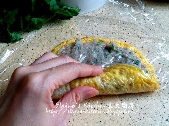 step7: 連同保鮮紙一同卷起
