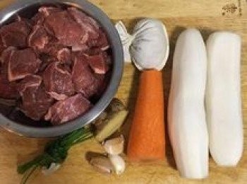 step1: 、白蘿蔔去皮洗淨；牛肉洗淨瀝乾（如買整塊的建議先不要切，這次漢子用了較有口感的板腱，老闆娘很好心的幫忙切好了😁）